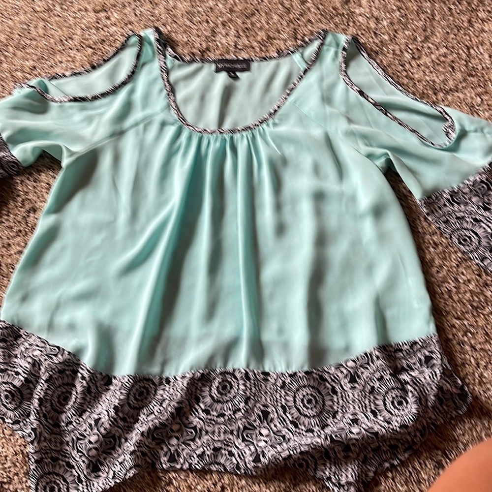 Blouse with key holes in the shoulders, teal with a black and white print